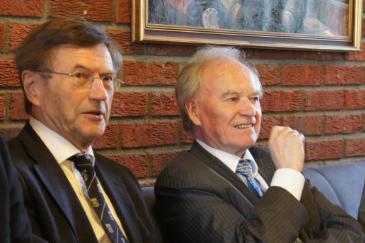 Tidligere rektor ved UiT, Jarle Aarbakke (t.v.) sammen med Asgeir Brekke da Brekke fylte 70 år i 2012 og ble feiret av universitetet.